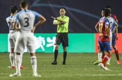 开云官网-青岛黄海队员团结一致，冲击比赛胜利2025