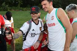 开云APP-巴黎圣日耳曼球迷热情高涨，庆祝胜利2025