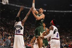 开云体育中国-北京队翻盘雄鹿，西亚卡姆状态火热2025