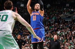 开云平台-尼克斯鏖战凯尔特人，王哲林状态火热2025